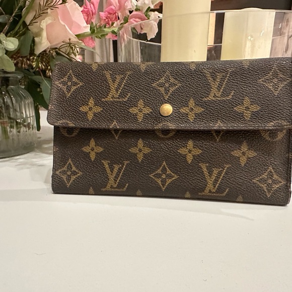 Louis Vuitton Handbags - Louis Vuitton Classic Monogram Bi-Fold Wallet